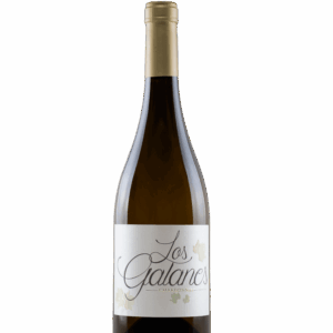 Compra online de 6 botellas de vino blanco Los Galanes Chardonnay 13% VOL. sin gastos de envío. Vino de color dorado, limpio y brillante. Aromas a fruta madura con recuerdos a vainilla, miel y manteca y tonos ahumados.